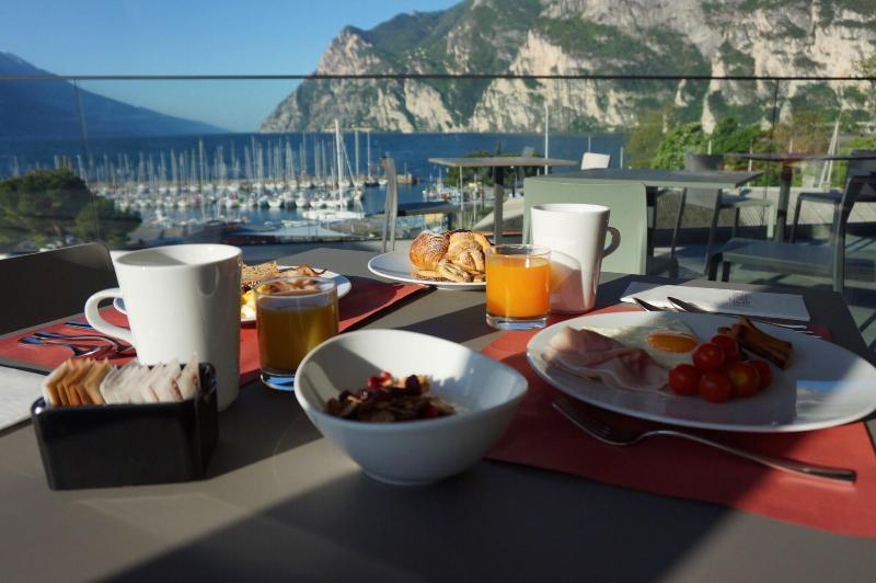 Hotel Riviera Riva del Garda Exterior photo