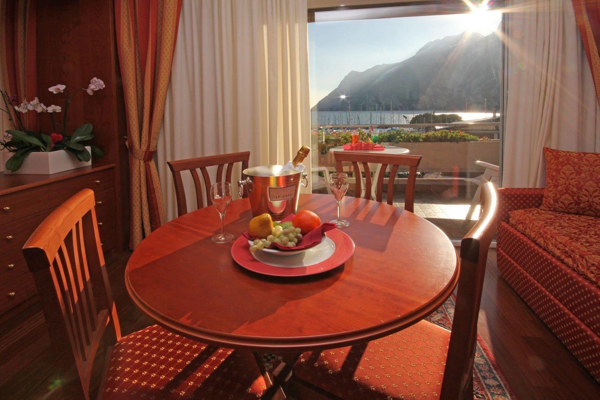 Hotel Riviera Riva del Garda Exterior photo