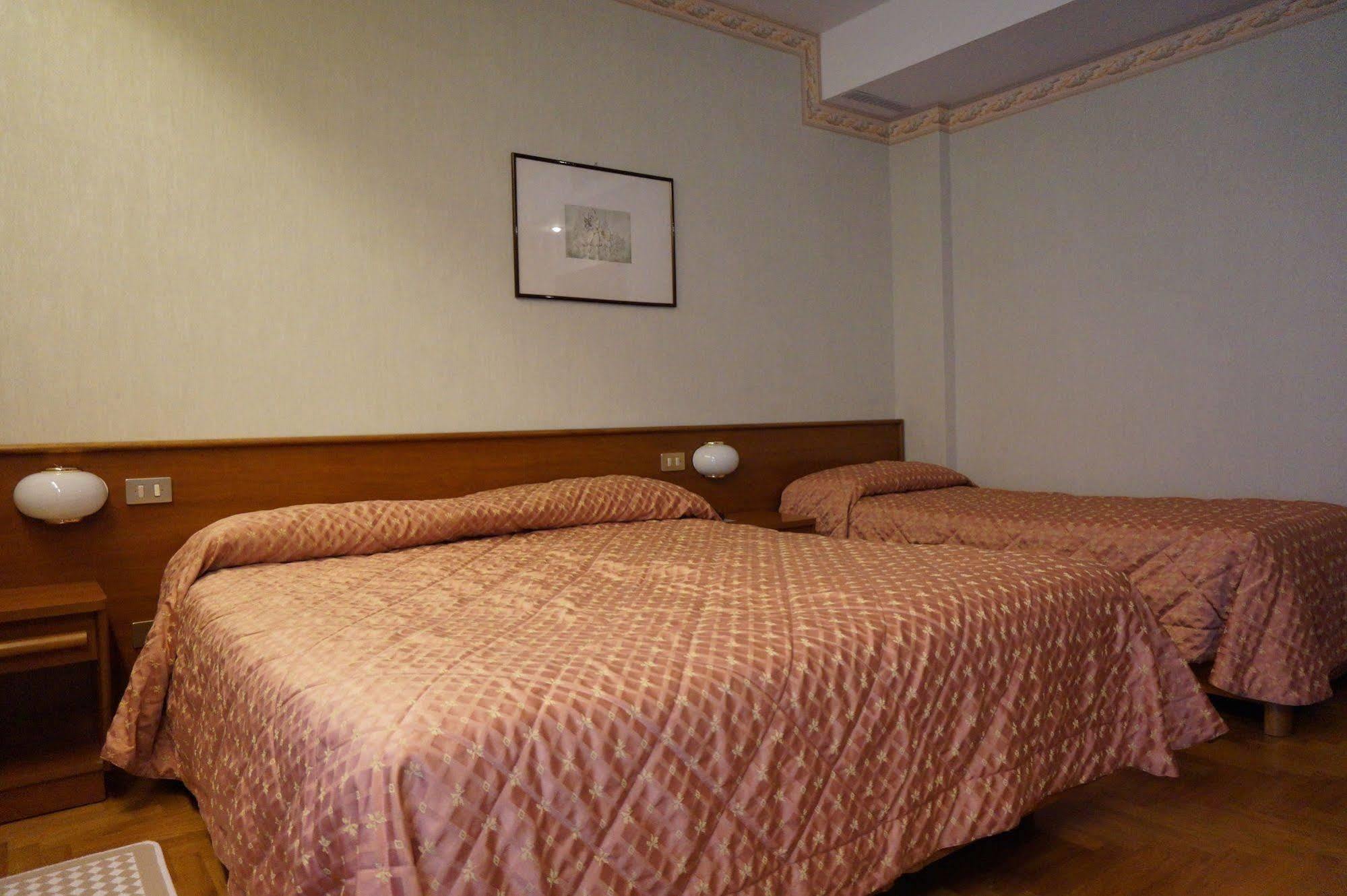 Hotel Riviera Riva del Garda Exterior photo